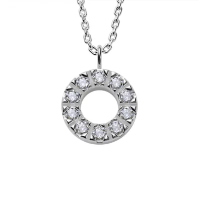 Bijou en argent au design épuré et intemporel : un cercle serti de véritables diamants éthiques et durables.